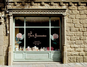 vitrine d'un salon de the, support de communication visuelle